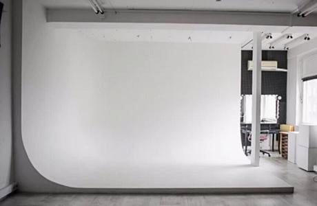 Фотостудия с белой циклорамой