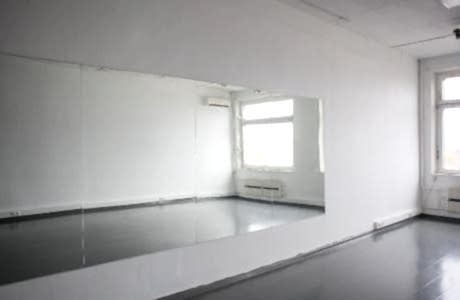 Фотостудия с белой циклорамой