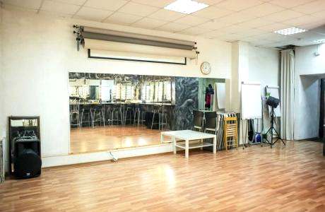 Фотостудия с белой циклорамой