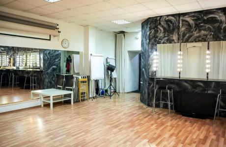 Фотостудия с белой циклорамой