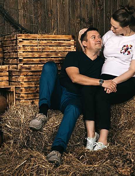 Фотосессия беременной с мужем в студии