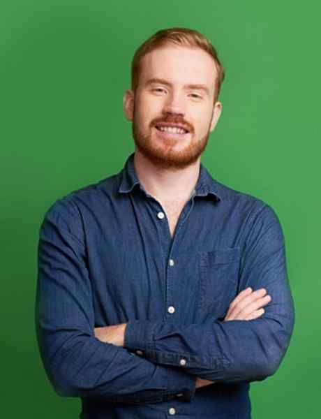 фотография молодого человека в студии