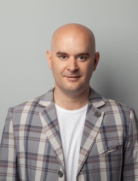 фотосессия радикально постриженного мужчины в клетчатом пиджаке