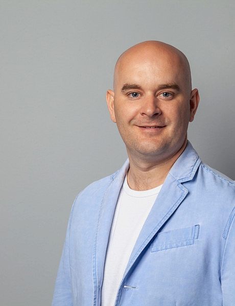 тот же самый симпатичный лысый мужчина на фотосессии