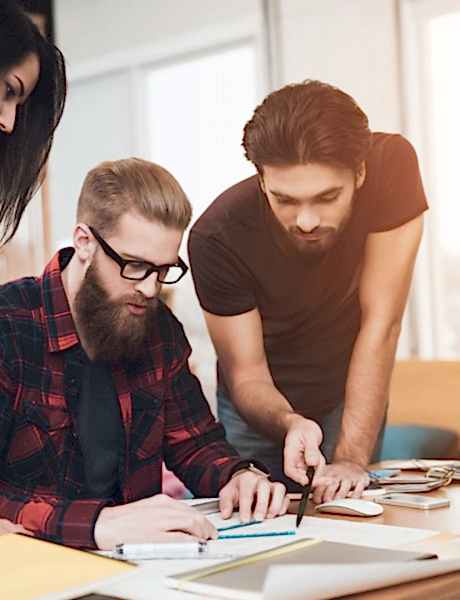 Фотосессия в офисе. Два хипстера и умная девушка.