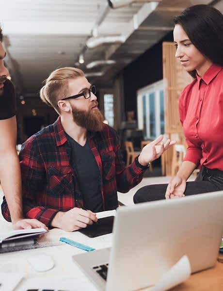 Фотосессия в офисе. Неформальное рабочее совещание.