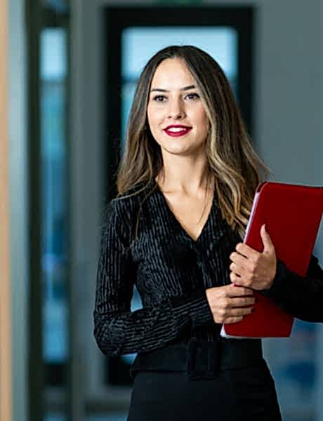 Деловая фотосессия для девушки в офисе