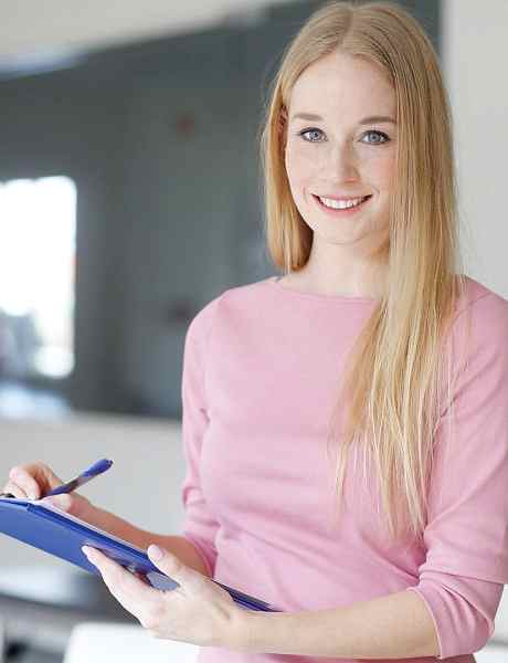 Деловая фотосессия девушки в офисе