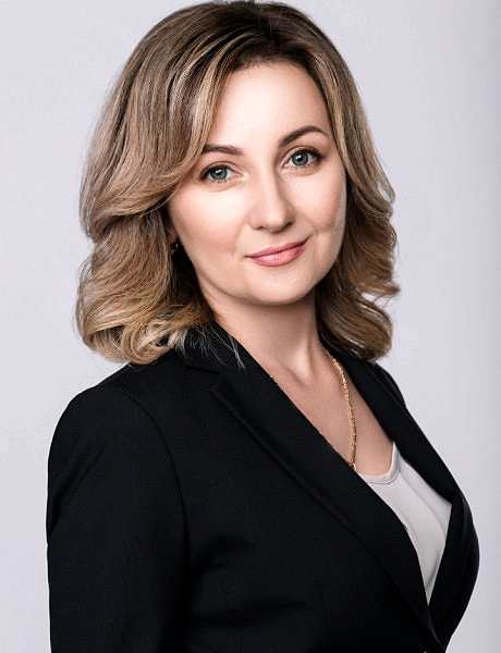 Девушка в черном костюме на бизнес фотосессии