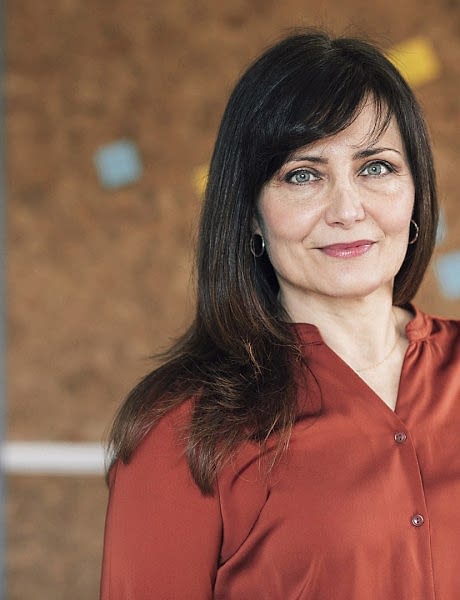 Офисная бизнес фотосессия для женщины руководителя